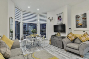 The Apartment - Ground Floor - Luxury for up to 4 guests near Open Air Theatre and North Bay